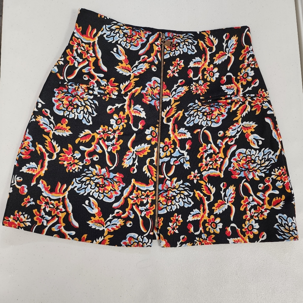 Front zip ZARA skirt, USA size M, Used Like a New Condition